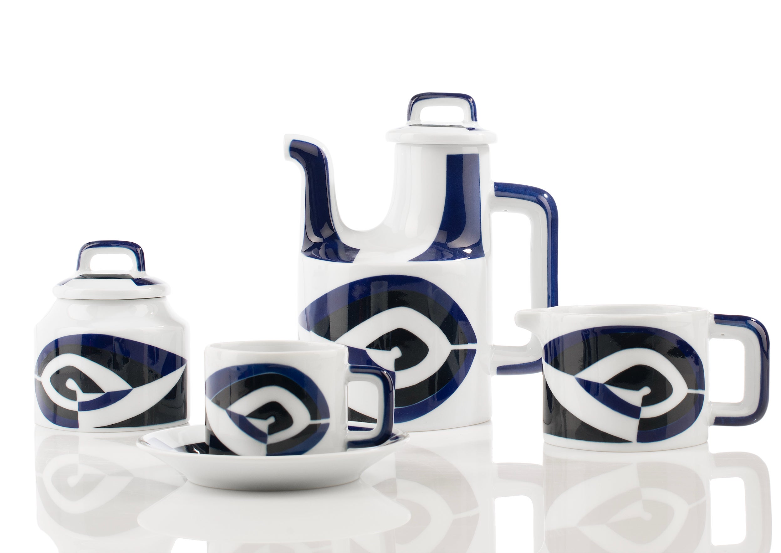 Completamente vintage , la cafetera recuerda a una plancha antigua.