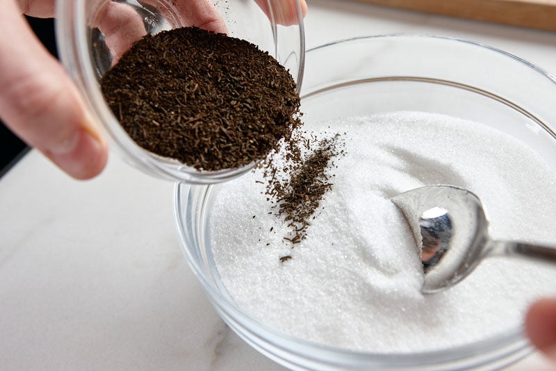 1. Molemos bien fino el té Earl Grey en el molinillo de especias y lo mezclamos con el azúcar.