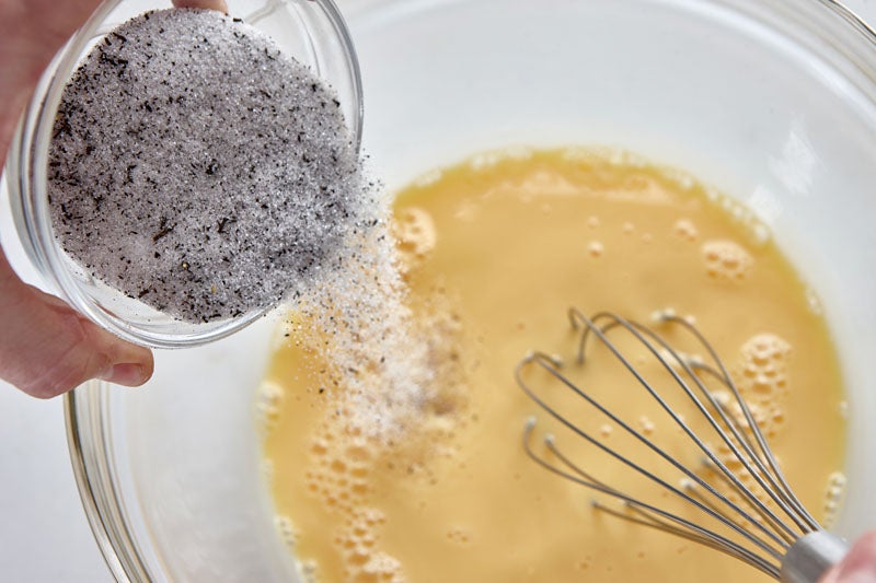 2. El té puede ser, si no Earl Grey, otro aromático de nuestro gusto. Batimos después los huevos, el azúcar, el té, la sal y la vainilla.
