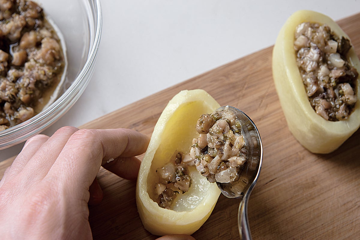 Rellenamos las patatas, bien escurridas del aceite, con la mezcla anterior y las metemos en el horno unos 20 o 30 min.