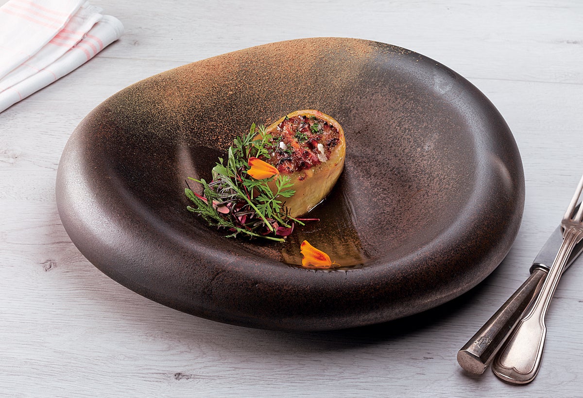 ¡Y listo! Ya tenemos la receta de patatas rellenas de manitas de cerdo terminada. TrucoLas manitas se quemarán para eliminar los pelos que puedan tener y luego se rasparán con un cuchillo. Se lavan con abundante agua y se dejan hervir. También podemos comprar las manitas ya cocidas y envasadas al vacío y saltarnos todo este proceso. Otra opción es sustituirlas por tacos de cabeza de jabalí. El resultado es espectacular.El vino