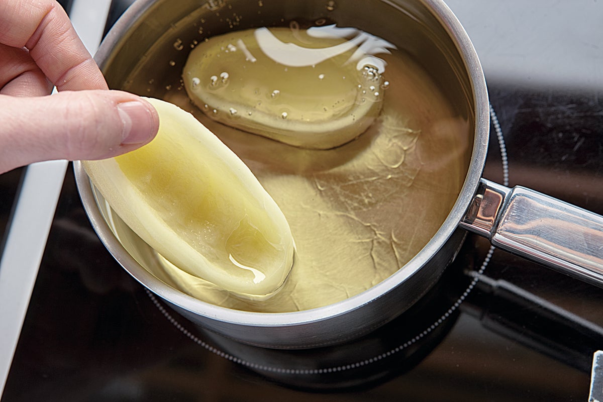 Confitamos las patatas en una cocotte, cubiertas con el aceite de girasol, a fuego lento durante unos 25 min.