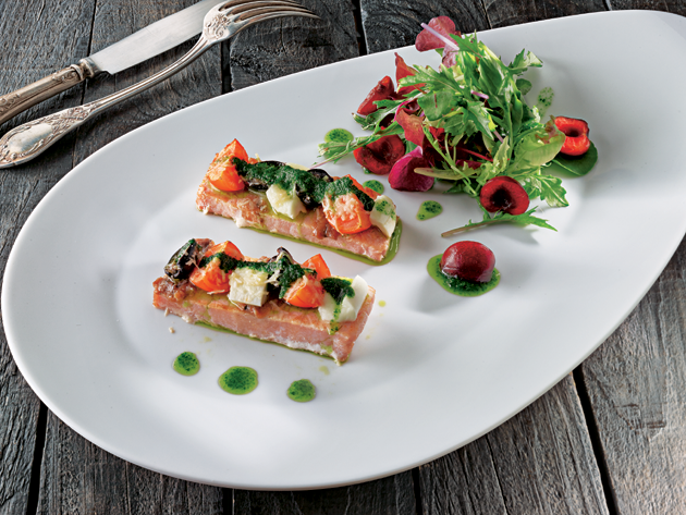 Se acompañan los lomos con una ensalada de berros, cerezas y una juliana de jamón, aliñada con aceite, vinagre y sal. Se echa un poco de vinagre de Módena encima de cada lomopizza. ¡Y listo!TrucoEs importante que la mozarela tenga una estructura uniforme (sin zonas con otras coloraciones) y una relativa consistencia y elasticidad al cogerla con la mano. Si al frotarla levemente se despelleja, es síntoma de que no está fresca.El vino