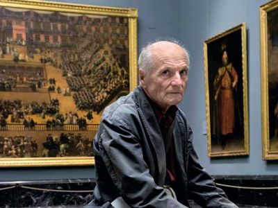 López posa en el Prado. He buscado que mi cuadro no traicione una tradición pictórica que me antecede. El afán por cumplir no debe debilitar la presencia de quien pinta, ni esa presencia eclipsar lo que se debe pintar. Es un equilibrio difícil, pero he intentado hacer de este un cuadro mío .