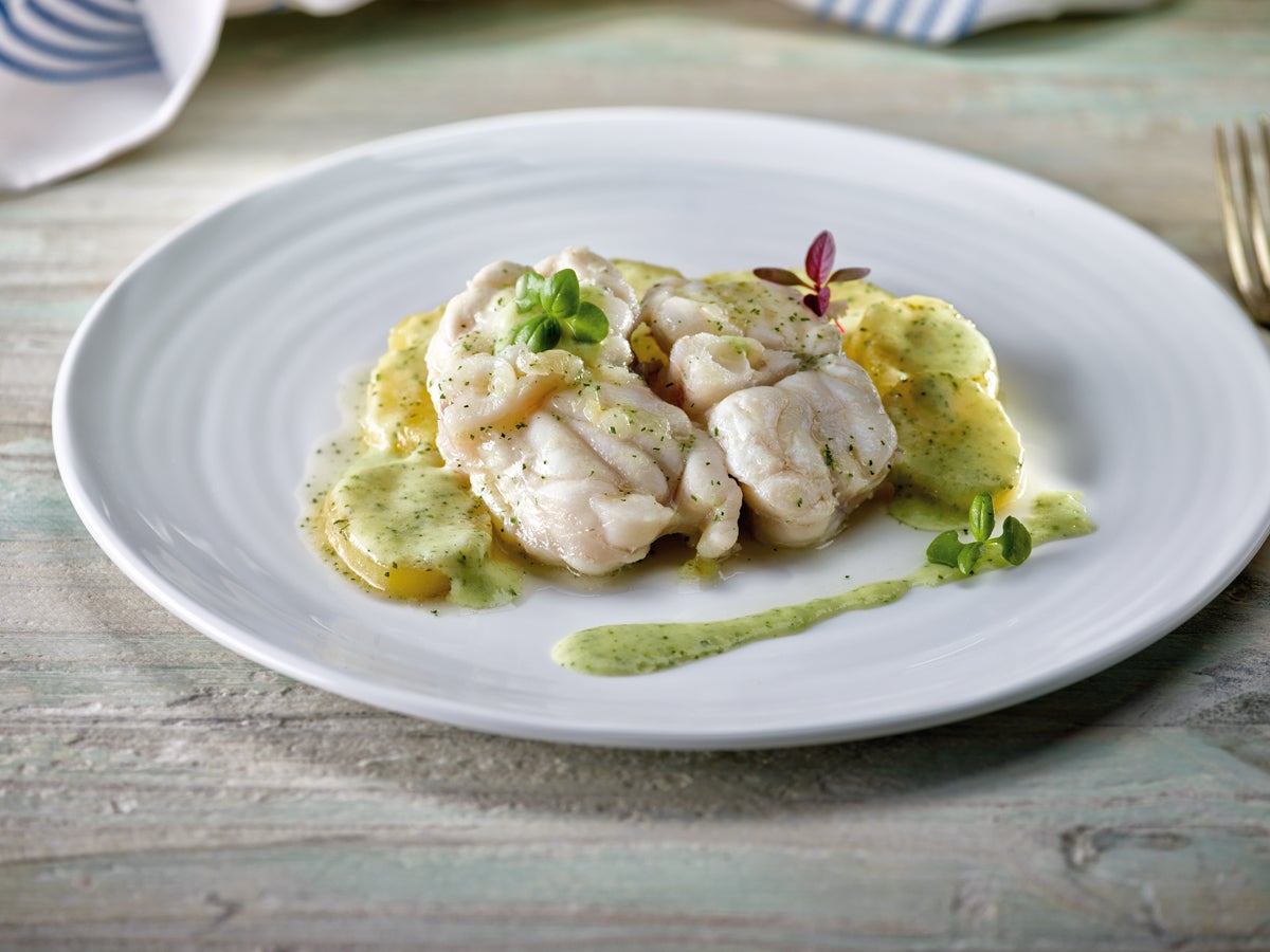 Patatas en salsa verde con rape