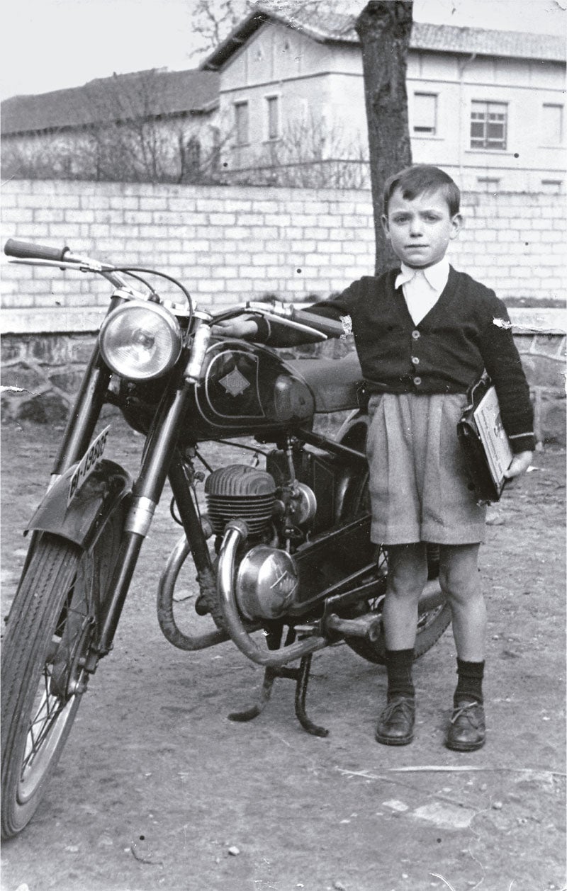 Su padre picaba piedra en la cantera de El Cañavate (Cuenca). Luego, la familia emigró al País Vasco. Aquí, a los 6 años, en Munguía.