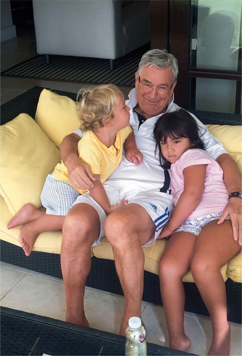 Con sus dos únicos nietos. Luzón tenía tres hijos de su anterior matrimonio; María José Arregui, dos. «No he sido zalamero con mis hijos —dice él—, pero sí cariñosón».