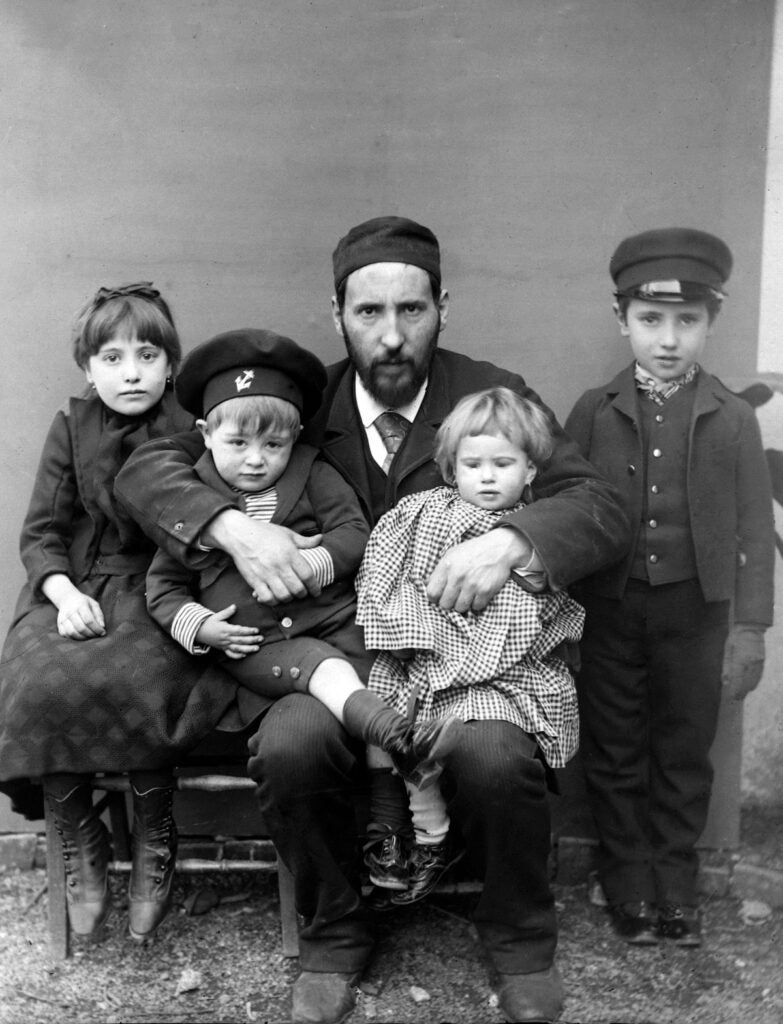 Si algo caracterizó su vida fue su dedicación a la familia y al trabajo. En la imagen posa con sus hijos Fe, Jorge, Paula y Santiago