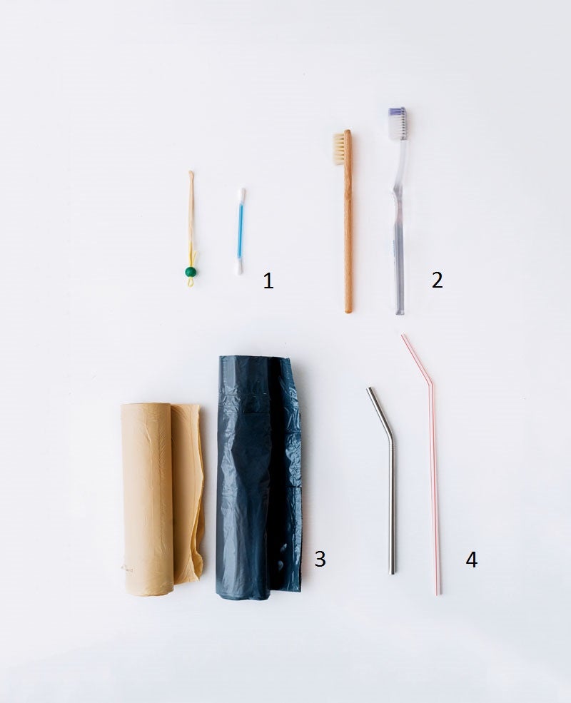 1.Bastoncillos. Tan delgados que se cuelan por los filtros de las depuradoras y terminan en el mar. Los hay con el cuerpo de algodón o de bambú. A 4,50 euros la unidad, pero son muy duraderos.2.Cepillos de dientes. El 1% del plástico de los océanos proviene de ellos. No son reciclables y sus cerdas se convierten rápidamente en microplásticos. El de bambú cuesta 4,95 euros.3.Bolsas de basura. No son la panacea, pero las biodegradables (2,70 euros) son mejor opción que las de polietileno. "La búsqueda de alternativas me exige recorrer más de una decena de tiendas para la compra semanal"4.Pajitas. La Unión Europea ya les ha dicho adiós. Y lo dirían, si pudieran, los peces, tortugas y aves que los ingieren. Dos pajitas de acero reutilizables cuestan 3,90 euros.