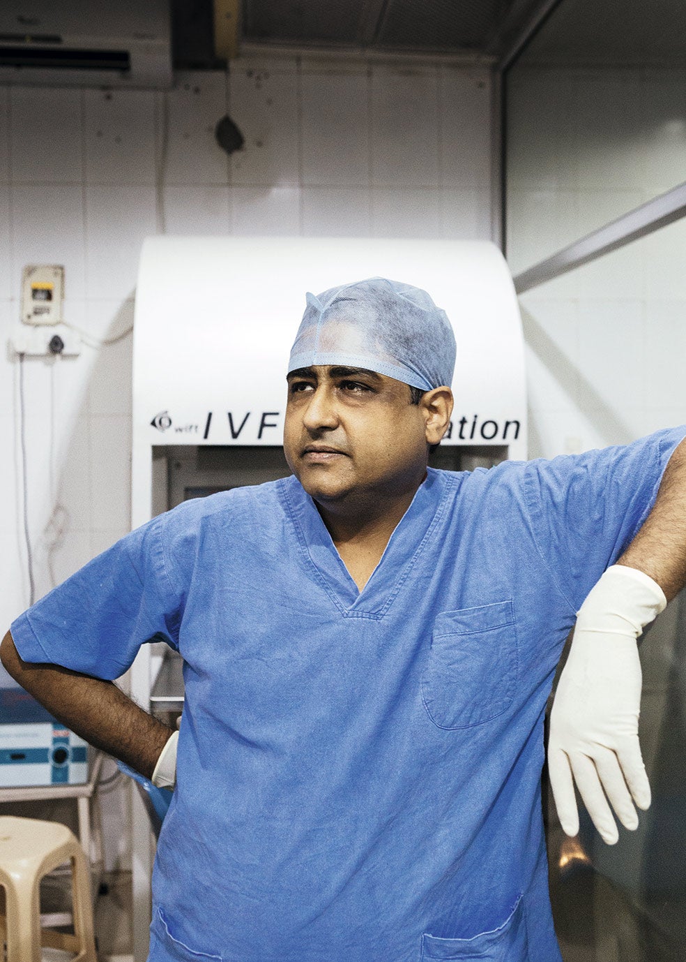 El doctor Bishnoi en su clínica de fertilidad en Hisar, una ciudad a 160 kilómetros al oeste de Delhi. Los óvulos que jóvenes indias han vendido a la clínica se conservan en hidrógeno líquido. Y luego se implantan en mujeres de edad avanzada que quieren tener hijos y no pueden, tras fecundarlos con esperma de sus maridos. Es lo que le hicieron a Rajo.