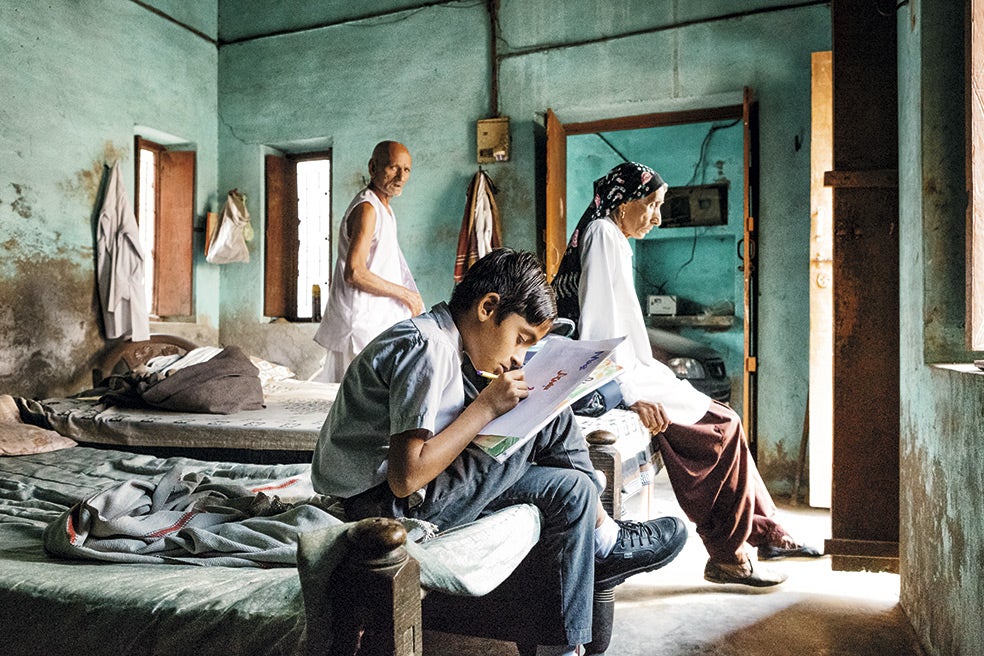 Naveen –abajo con el uniforme del colegio rematando los deberes– es muy buena estudiante. Los padres, orgullosos de ella, cuentan que han estado ahorrando dinero para cuando mueran y Naveen se quede huérfana. «Un tío se haría cargo de ella, hay una familia nueva esperando, todo está ya pensado», dice Rajo, su madre.