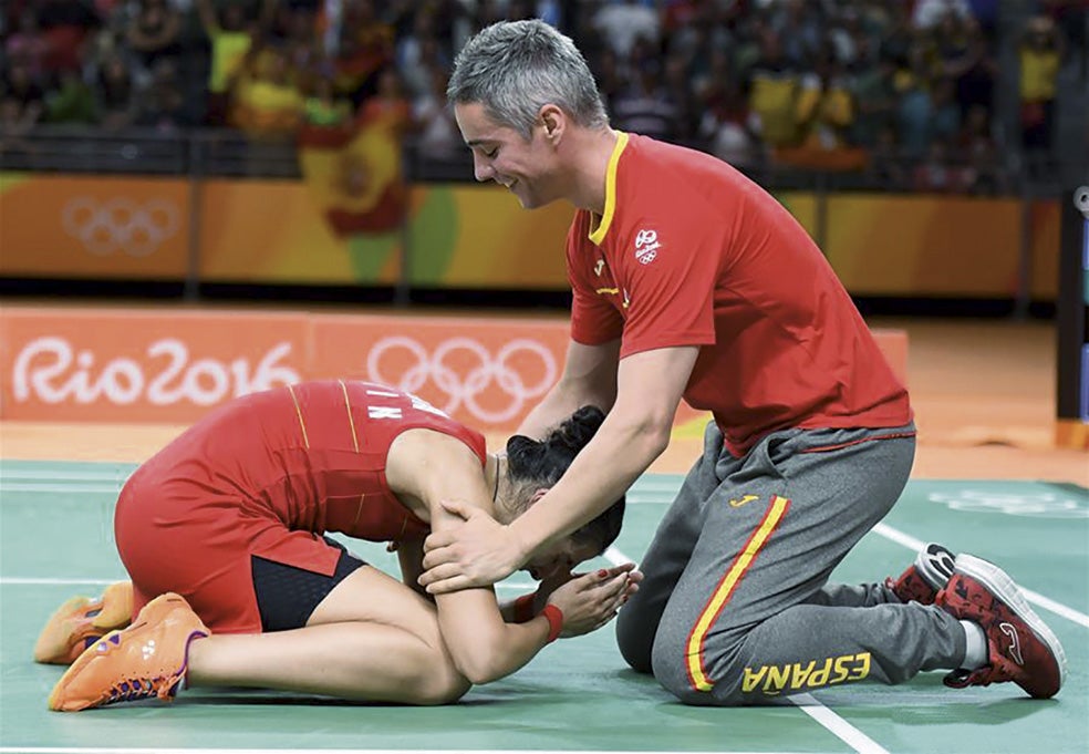 Carolina entrenó con Fernando Rivas desde los 14 años. «Es la persona que más me conoce -dice ella-. Pasamos muchas horas juntos. Con solo vernos ya sabemos cómo estamos o si nos pasa algo».