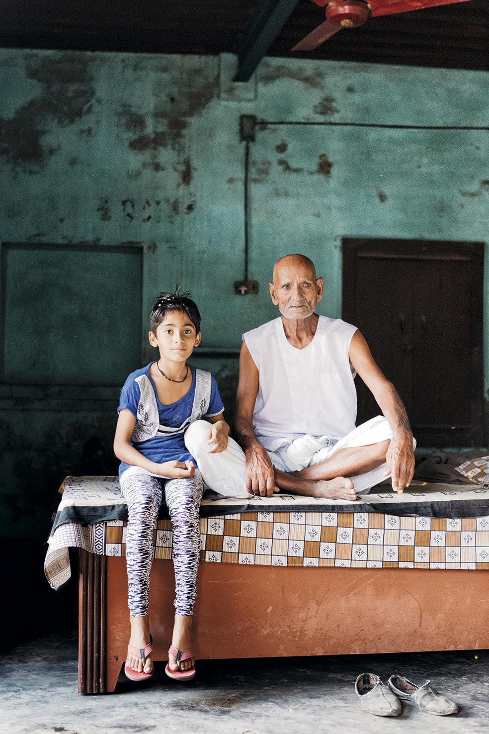 Naveen (en la foto con su padre) es una niña llena de energía. Ríe mientras baila al ritmo de las películas de Bollywood. Le gusta mucho el bádminton, pero nunca les ha pedido a sus padres que jueguen con ella. «Son muy viejos», responde sonriendo.