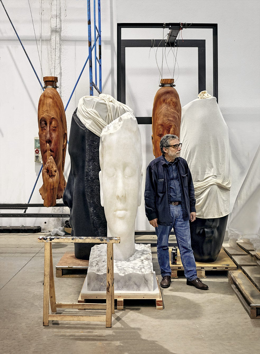 Plensa fusiona el cuerpo humano y las palabras en sus monumentales obras, creando figuras etéreas que invitan a la contemplación del silencio y la reflexión. El polifacético barcelonés –además de esculturas, ha creado escenarios de ópera, videoproyecciones e instalaciones acústicas– posa en su estudio para XLSemanal.