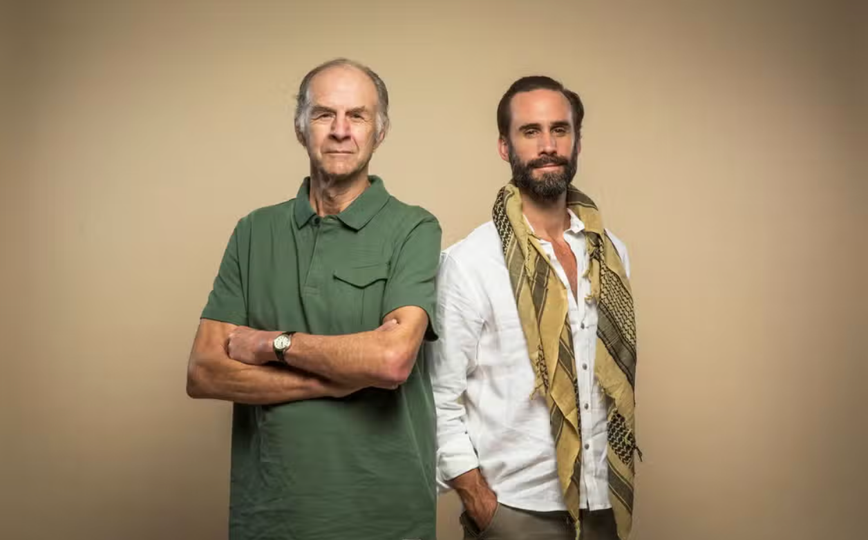Ranulph Fiennes protagoniza ahora un documental para National Geographic en el que vuelve sobre los pasos de su expedición en Canadá en 1971, pero esta vez acompañado por su sobrino el actor Jospeh Fiennes, con quien ya ha protagonizado varios documentales desde 2019. El último se titula Return To The Wild y se presenta como una «carta de amor sincera de Joseph a Sir Ranulph», en la que el explorador de 80 años habla sobre su diagnóstico de Parkinson hace dos años.