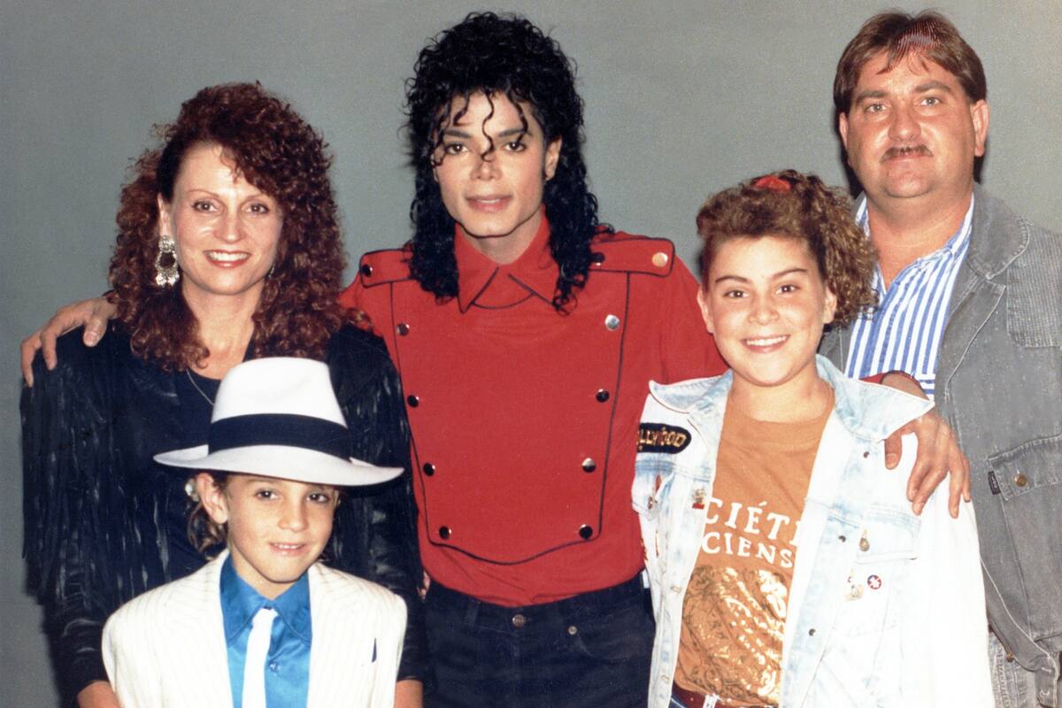 En el documental, las familias de los niños salen mal paradas. La madre de James Safechuck (en la foto, con el resto de su familia), reconoce que no protegió a su hijo, quiso creer que era 'normal' que durmiese con Michael Jackson, impresionada por la figura del cantante y, sin duda, por los muchos regalos que les hacía.