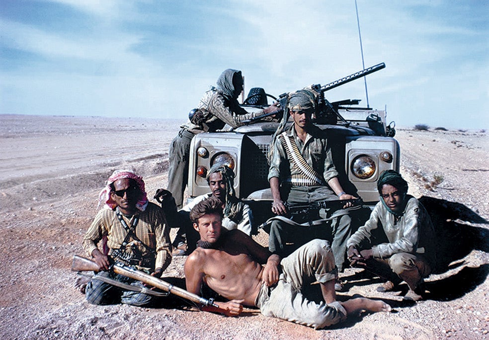 Fiennes, en 1968, durante una expedición en Omán para localizar la ciudad perdida de Ubar, el equivalente de Sodoma y Gomorra en la versión coránica.