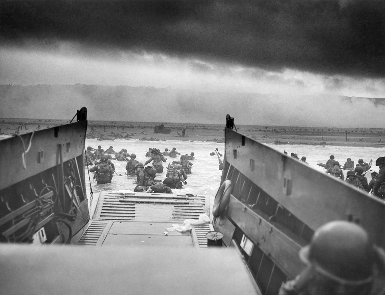 Así tituló el suboficial Robert F. Sargent, autor de esta fotografía, el desembarco de la 1ª División de Infantería estadounidense en la playa Omaha, durante la mañana del 6 de junio de 1944.