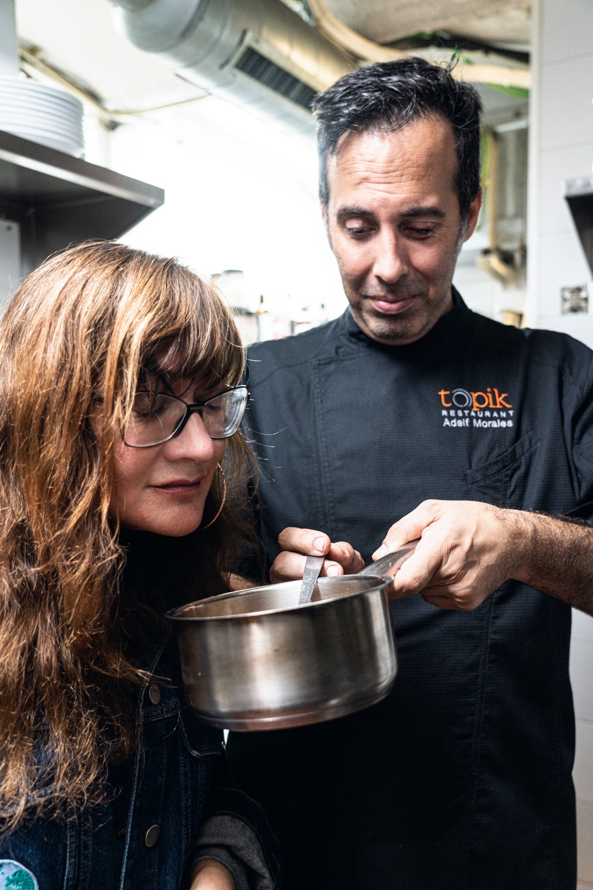 Coixet huele uno de los platos de Adelf Morales, chef del Topik de Barcelona. «Aquí me lo he pasado genial comiendo muchas veces. Por el nivel de producto que dan, es de los mejores sitios en cuanto a la relación calidad-precio». |