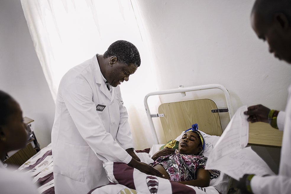 El doctor Mukwege, de 69 años, en su hospital de Panzi, al este del Congo, en una zona llena de milicias que usan las violaciones como arma. Mukwege ha recuperado a tantas niñas y mujeres violadas con ensañamiento que lo llaman Doctor Milagro. «Las violaciones cada vez son más despiadadas. el seis por ciento de las víctimas son menores de 10 años; muchas, bebés. Y el porcentaje sigue en aumento», advierte.