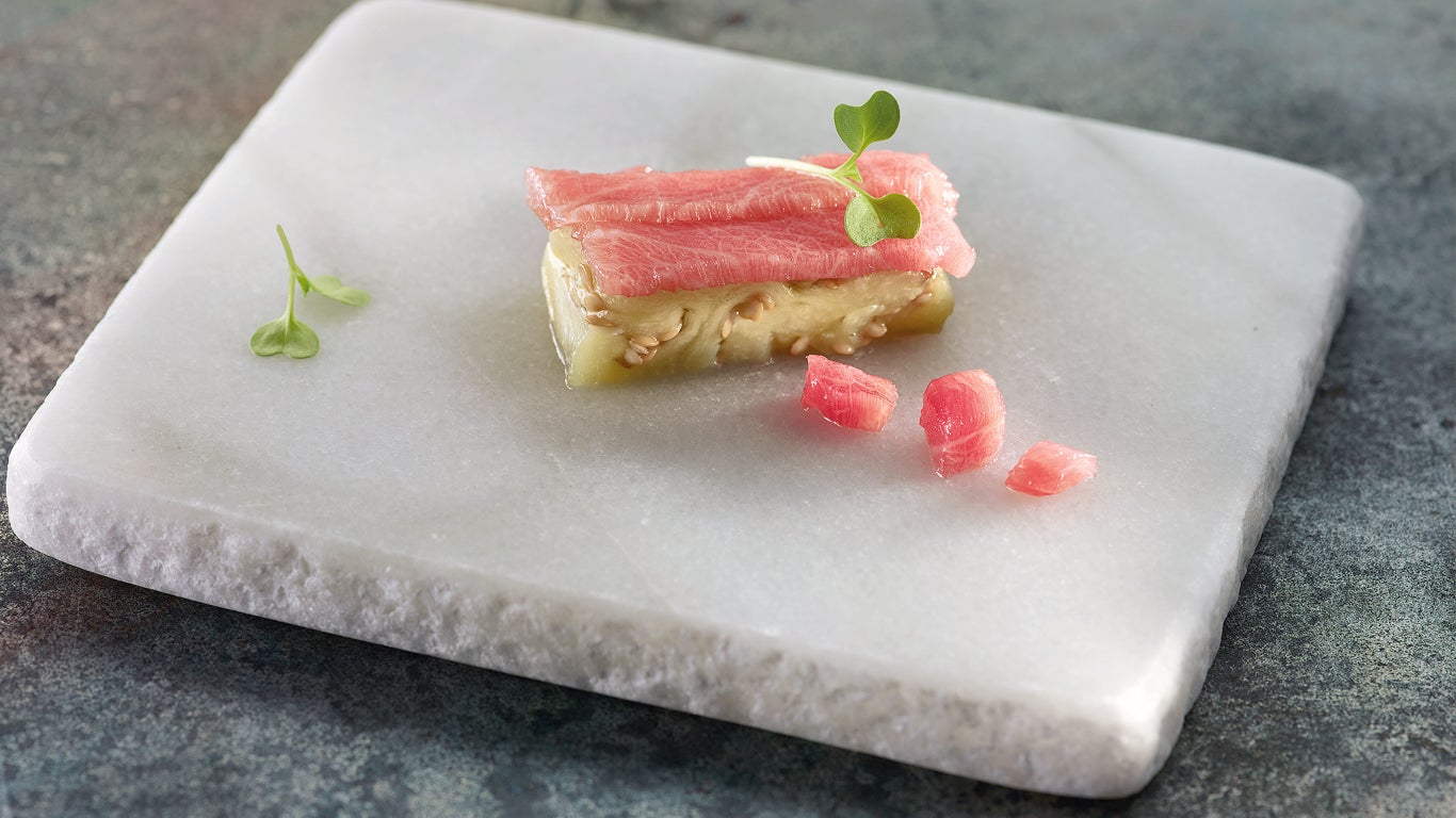 Montadito de berenjena asada con ventresca de atún