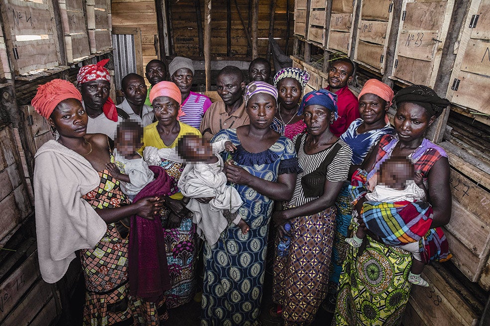 Mujeres con sus bebés víctimas de violaciones en el hospital de Mukwege. «La violación como arma de guerra consigue los mismos resultados que el armamento convencional, pero a mucho menor coste», explica el doctor.