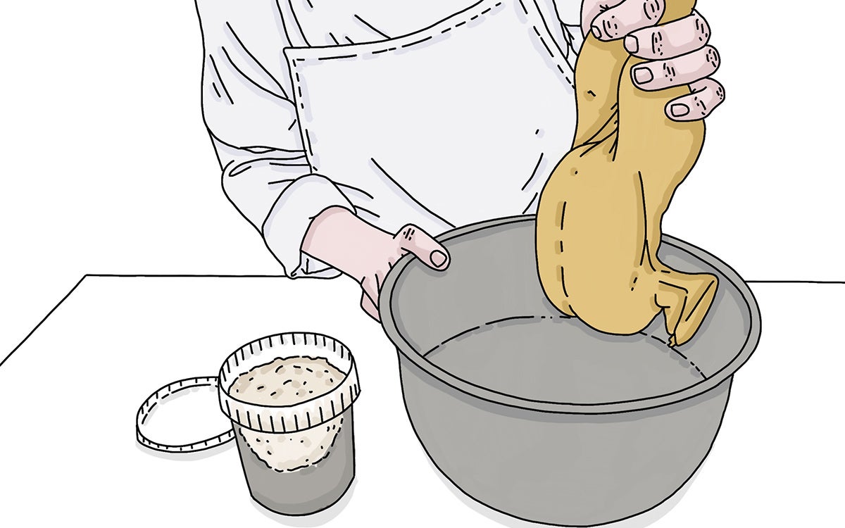 Para empezar con la receta de pollo rustido, se introduce el pollo en la salmuera dentro de un recipiente alto y estrecho y se deja, bien cubierto, en la nevera de 8 a 10 horas.