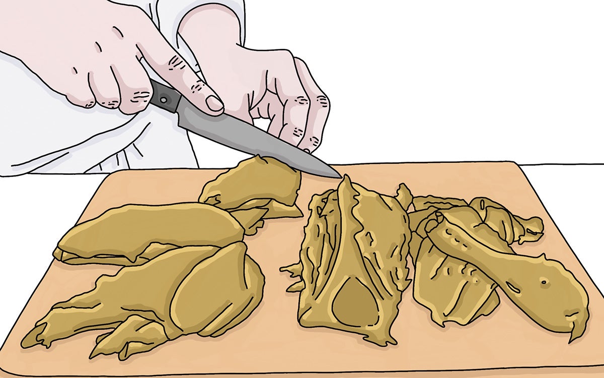 Se saca del horno y sube la temperatura a 170ºC, se pincela el pollo con el jugo que suelta en el horneado, para abrillantarlo. Y, ya para darle un toque final dorado, se devuelve al horno por unos 10 minutos aproximadamente.