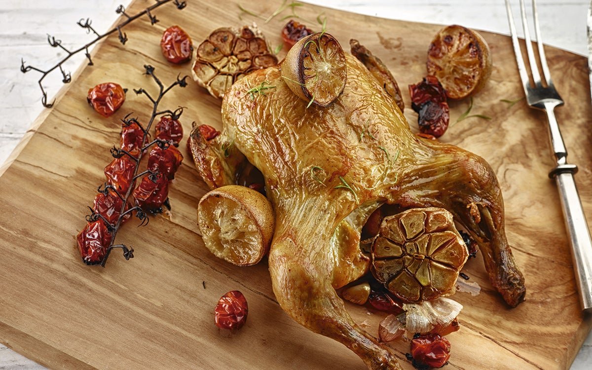 Pasado el tiempo, se trincha el pollo con ayuda de un cuchillo, sobre la tabla, y se lo acompaña con una buena ensalada verde, patatas fritas o verdura.