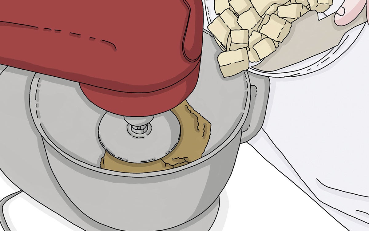 Para empezar con la receta de babá infusionado con leche, ron y helado, para el brioche, sobre la encimera o con una amasadora, se mezclan todos los ingredientes, salvo la mantequilla. Se amasa 10 minutos o hasta que se despegue de las paredes del bol o de las manos. Se añade la mantequilla en dados, poco a poco, para que se vaya integrando en la masa.