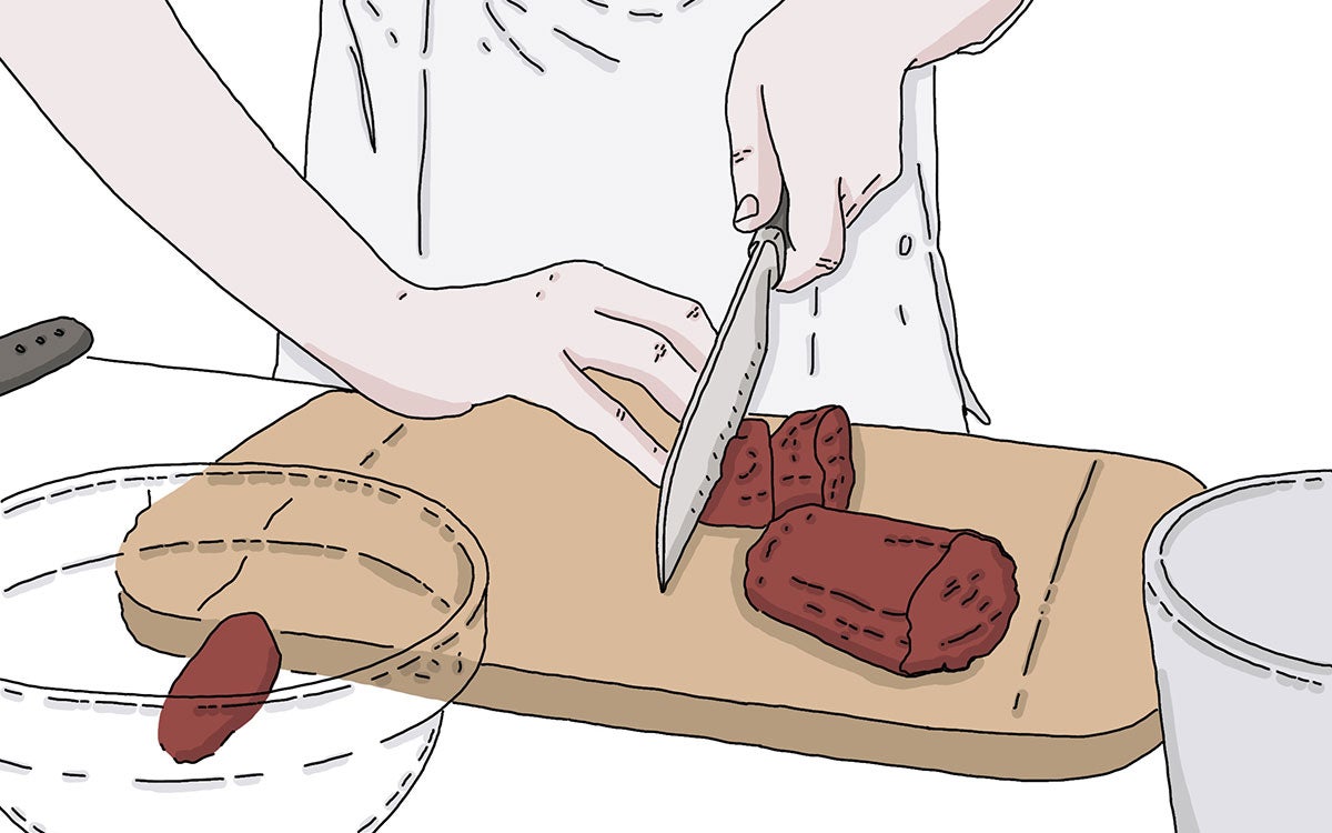 Empezamos con la receta de tártaro de carne de vaca, con ayuda de un cuchillo bien afilado y sobre una tabla, se pica en pedazos menudos la carne de solomillo. Hacemos primero filetes de grosor medio, luego tiras alargadas y, finalmente, las picamos en dados pequeños.