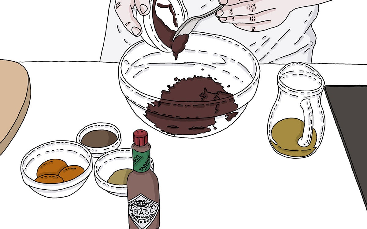 Una vez reunida la carne en un bol, añadimos el resto de ingredientes: el perejil picado, la cebolleta muy menuda, las alcaparras también finamente picadas y las tres yemas de huevo, mezclando cuidadosamente con una cuchara. Salpimentamos generosamente e incorporamos por último el aceite, las salsas, la mostaza y las gotas de tabasco.