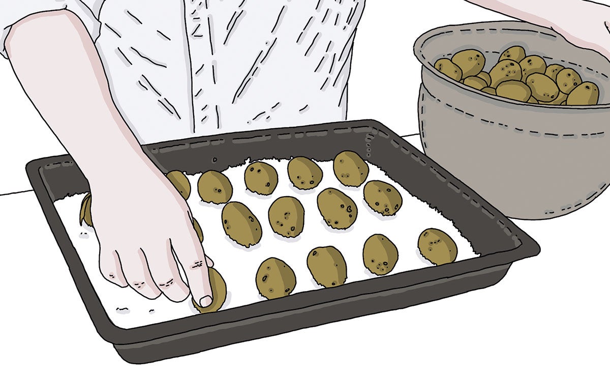 Para empezar la receta de sopa ahumada de patata, mezcla la mitad de la nata y las espinas de bacalao y arrímalo al fuego muy suave para que hierva imperceptiblemente y la nata reduzca muy poco a poco, hasta quedarse en 300 mililitros aproximadamente. Cuela la mezcla y reserva la nata aromatizada.