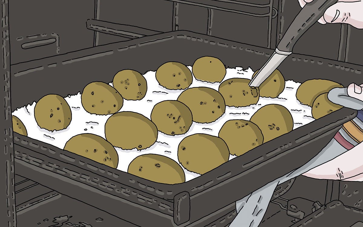 Precalienta el horno a 180 ºC. Coloca la sal en la base de una bandeja de horno y hunde en ella las patatas enteras y crudas con su piel, bien lavadas. Introdúcelas al horno y ásalas unos 45 minutos o hasta que al pincharlas con un tenedor este penetre sin dificultad. Sácala del horno y déjalas templar sobre la encimera hasta que puedas manipularlas sin quemarte.