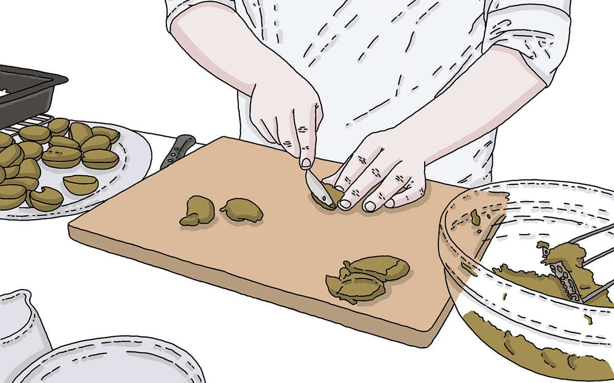 Una a una, ábrelas en dos y, con ayuda de una cuchara, extrae la pulpa cocinada, que tamizarás delicadamente a través de un colador de malla para conseguir una pulpa de patata asada.