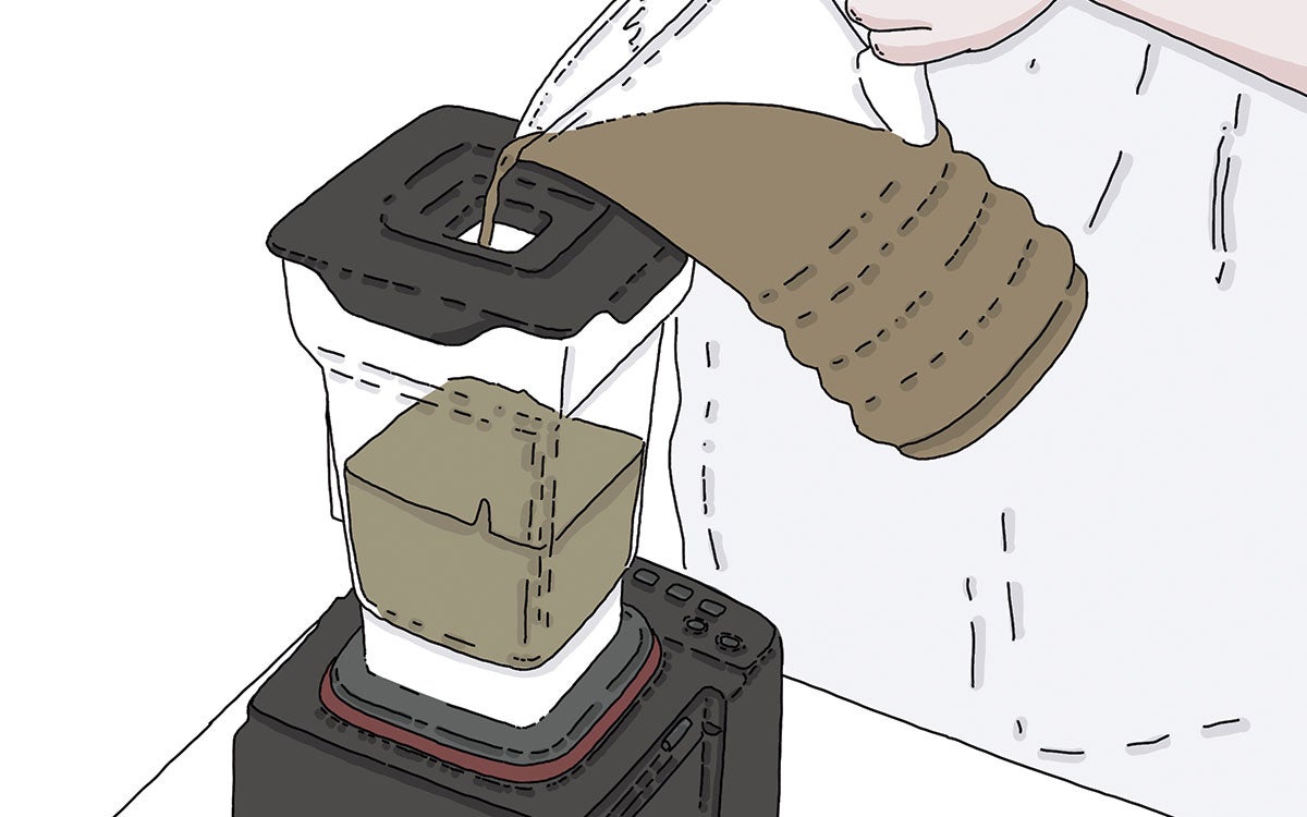 Calienta los 500 mililitros de nata restantes y viértela en el vaso de la batidora junto con la pulpa de patata recién obtenida y los 300 mililitros de nata reducida aromatizada. Acciona la máxima potencia y vierte muy poco a poco el caldo de verduras caliente, para que la sopa se mezcle de forma adecuada y quede bien cremosa y lisa. Rectifica el sazonamiento e incorpora más caldo si nos gusta más licuada y estirada.