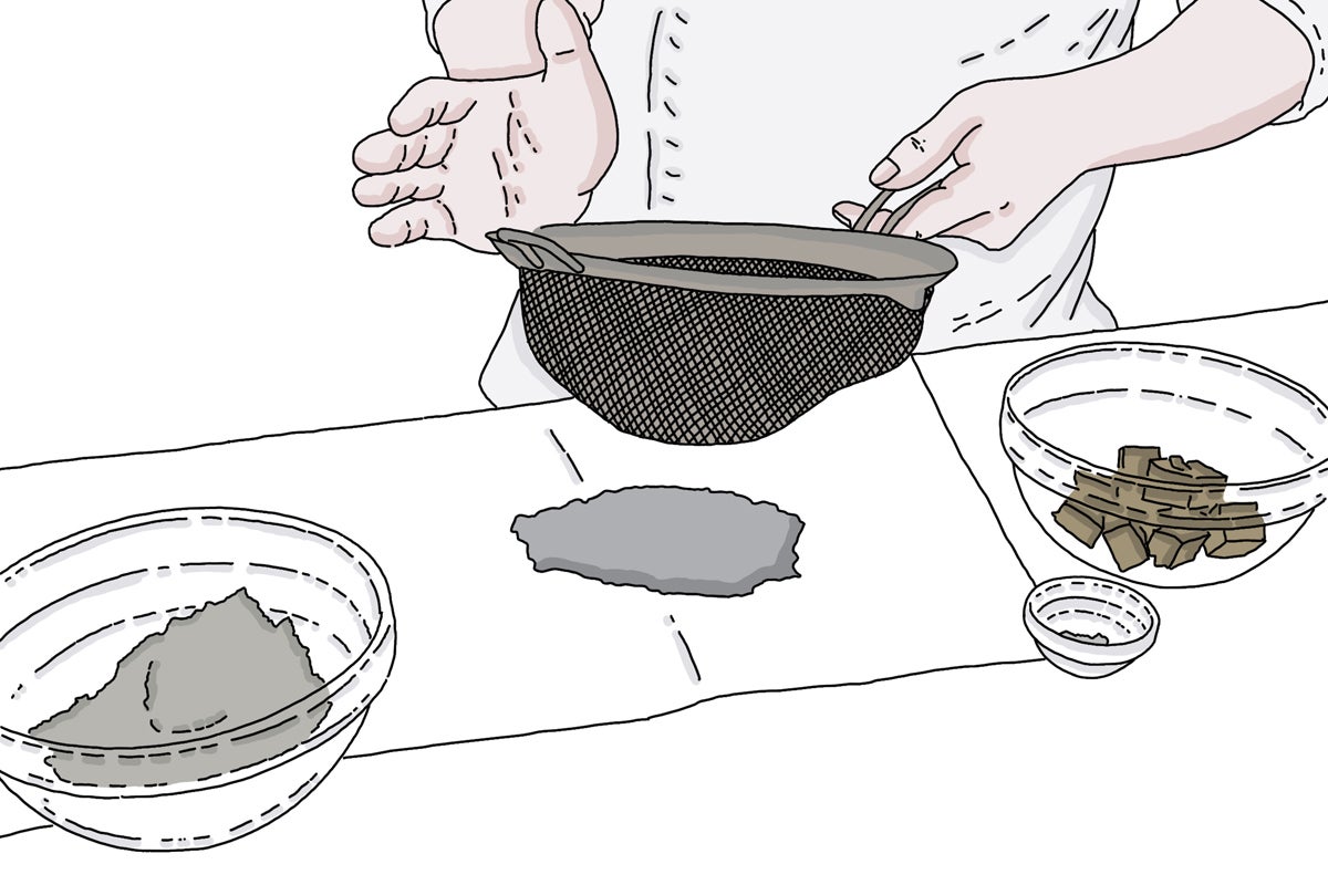 Con los limones se obtienen 150 ml de zumo. Se remoja la gelatina en agua fría para que se ablande.