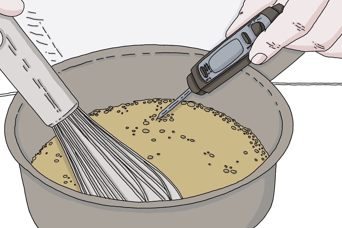 Se calientan en una cazuela a 85 ºC el zumo de limón, el azúcar y los huevos antes bien batidos. Cuando alcance esa temperatura, se retira del fuego y se añade la hoja de gelatina bien escurrida con las manos para que se disuelva, mezclando y enfriando a la vez la mezcla en un baño de agua helada para que la crema no se cueza de más.