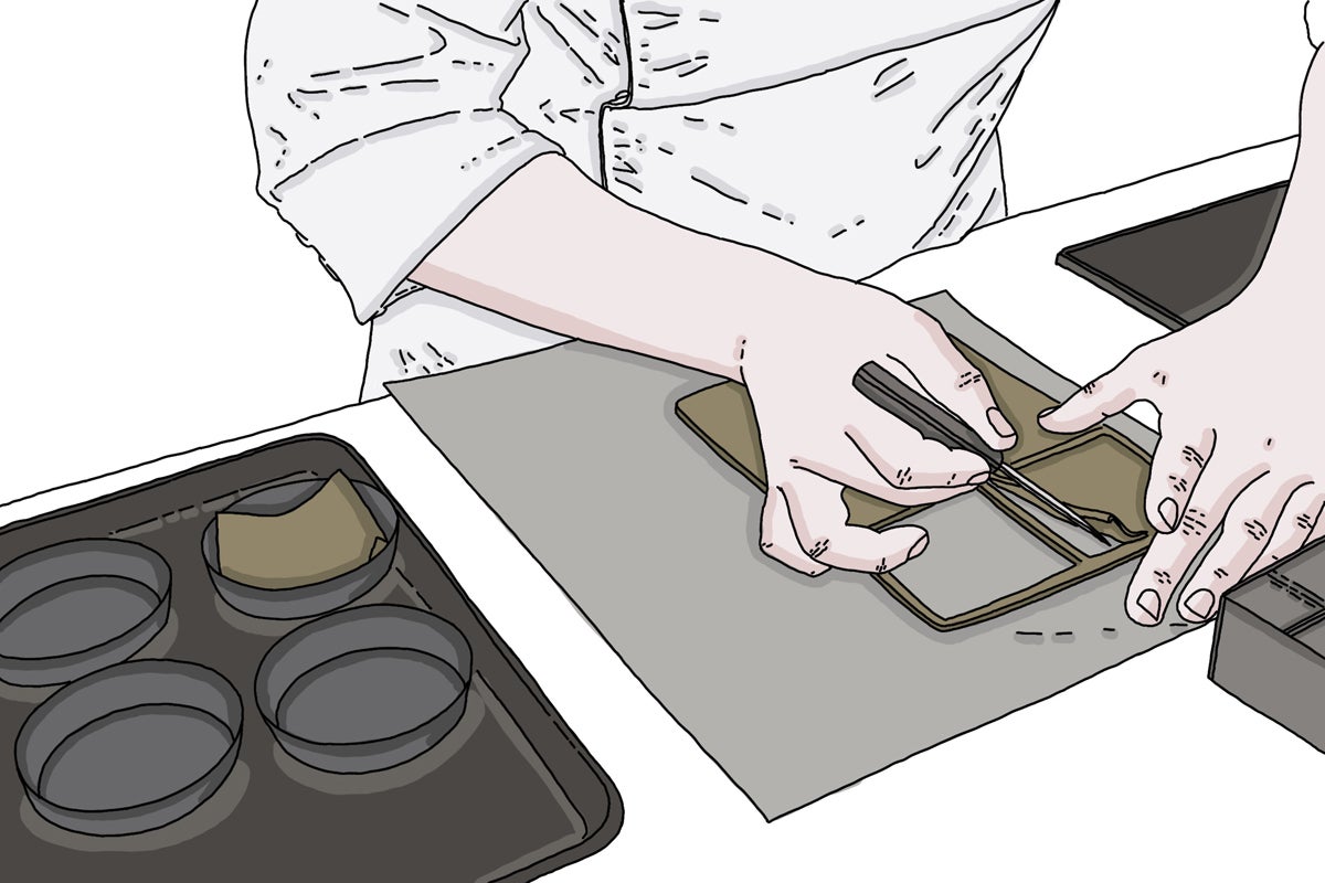 Se reserva en la nevera hasta que esté bien fría. Se precalienta el horno a 180 ºC. Se tamizan la harina y el azúcar y se mezclan con la mantequilla en pomada y la flor de sal.