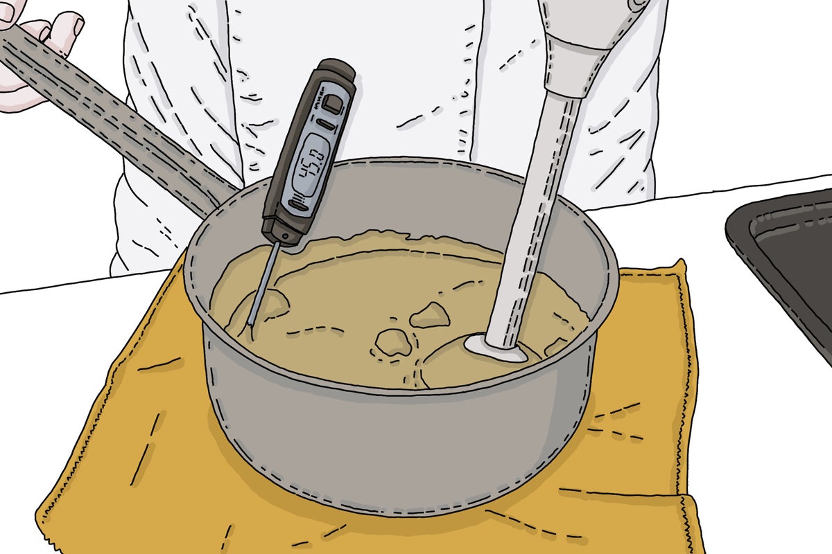 Se estira la masa muy fina sobre un silpat o papel sulfurizado y, con un cortapastas, se corta un cuadrado y se forra el molde dejando las puntas hacia arriba y aplastando con los dedos para formar la tartaleta. Se coloca encima una hoja de papel de aluminio y garbanzos para que no crezca ni se deforme y se hornea 8 minutos, hasta que se doren los borde