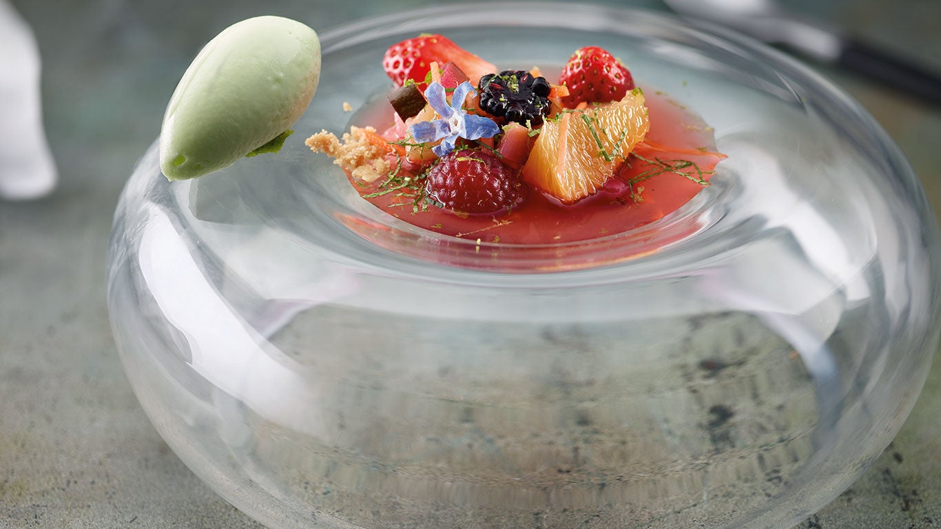 Sopa de frutas con helado