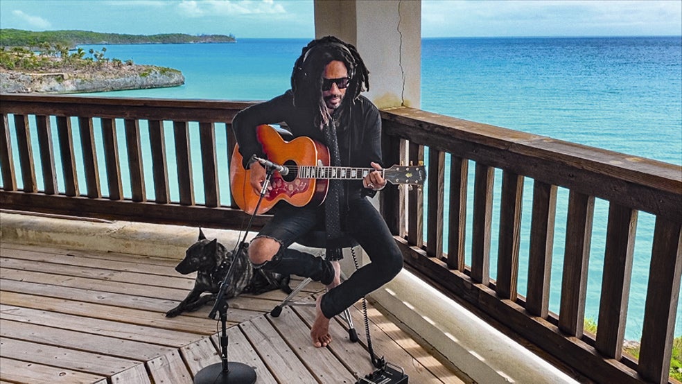 Imagen principal - Desde las Bahamas. Kravitz vive entre París y las Bahamas, el archipiélago donde nació su abuelo materno antes de emigrar a Estados Unidos. De niño, el músico pasaba sus vacaciones allí con sus primos. Hoy graba allí sus discos, en su propio estudio sobre las aguas azul turquesa del Caribe.