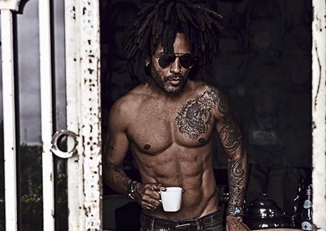 Imagen secundaria 1 - Desde las Bahamas. Kravitz vive entre París y las Bahamas, el archipiélago donde nació su abuelo materno antes de emigrar a Estados Unidos. De niño, el músico pasaba sus vacaciones allí con sus primos. Hoy graba allí sus discos, en su propio estudio sobre las aguas azul turquesa del Caribe.