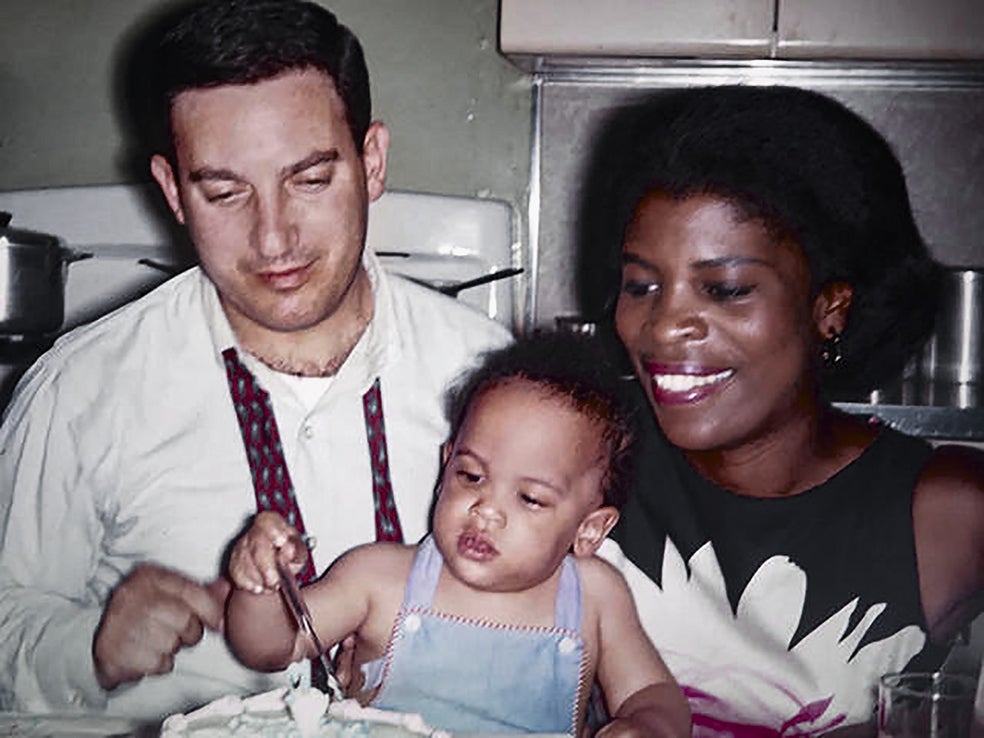 Kravitz de niño con sus padres. Con su padre, no tuvo una relación fácil. Con tan solo 16 años, le echó de casa. En 2005, antes que su padre falleciera, remotaron la relación aunque no consiguió perdonarle del todo.