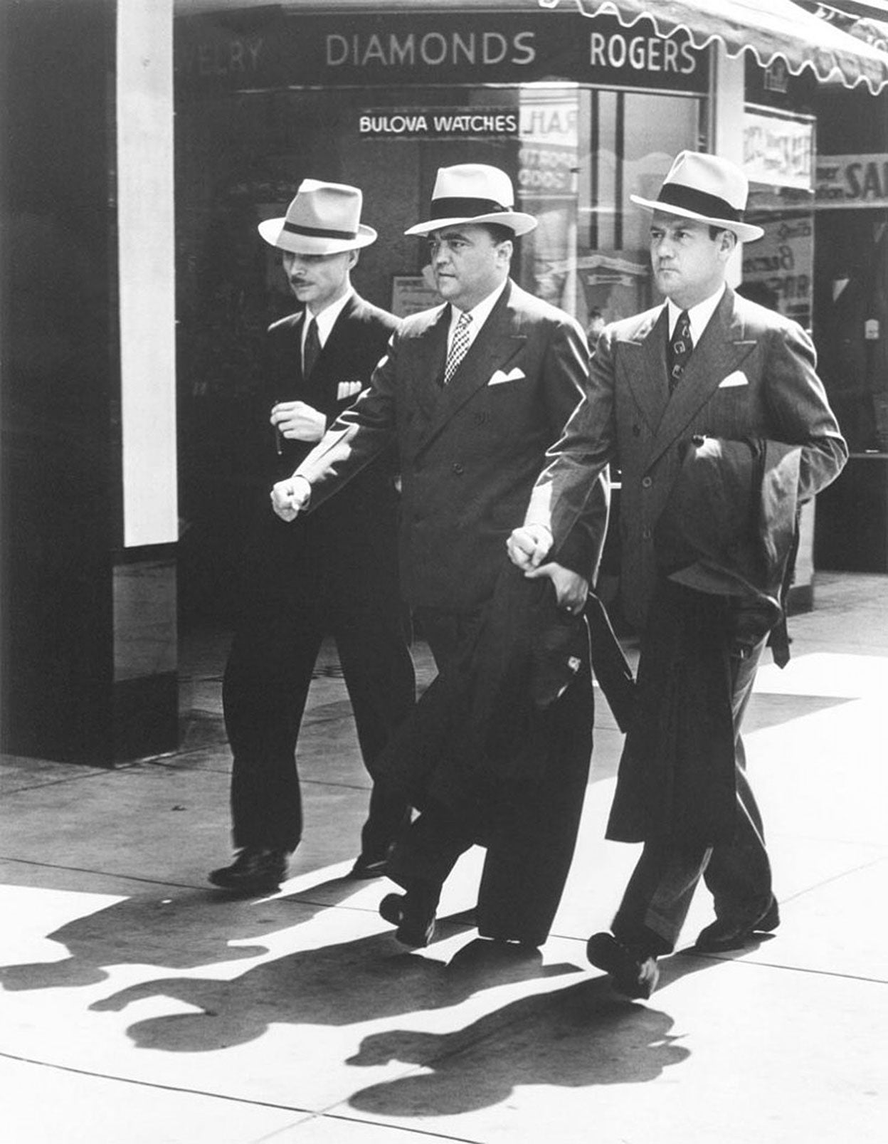 Obsesionado con la apariencia, Hoover estableció un código de vestimenta para los agentes del FBI: camisa blanca, corbata oscura, americana y sombrero. Incluso prohibía el sobrepeso, aunque él (en el centro) no era especialmente delgado.