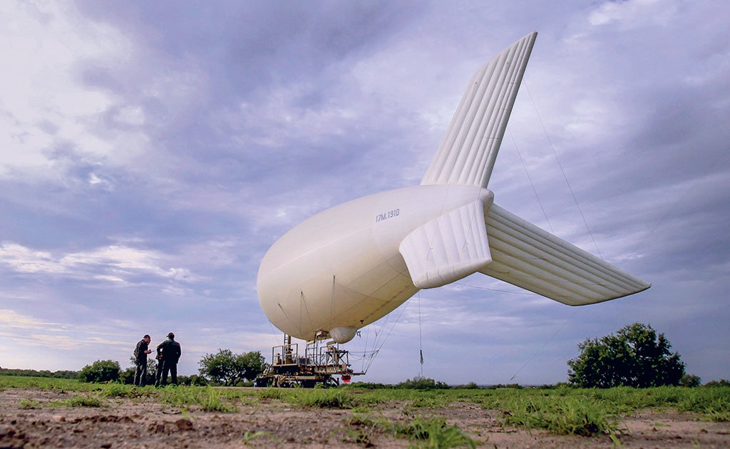 Este es el aerostato que usa Palantir en Afganistán para sus servicios de vigilancia. Sus sensores absorben gran cantidad de datos de lo que ocurre en tierra; luego, sus algoritmos los procesan y determinan quiénes son 'sospechosos'. Esta tecnología la usan en otros territorios.