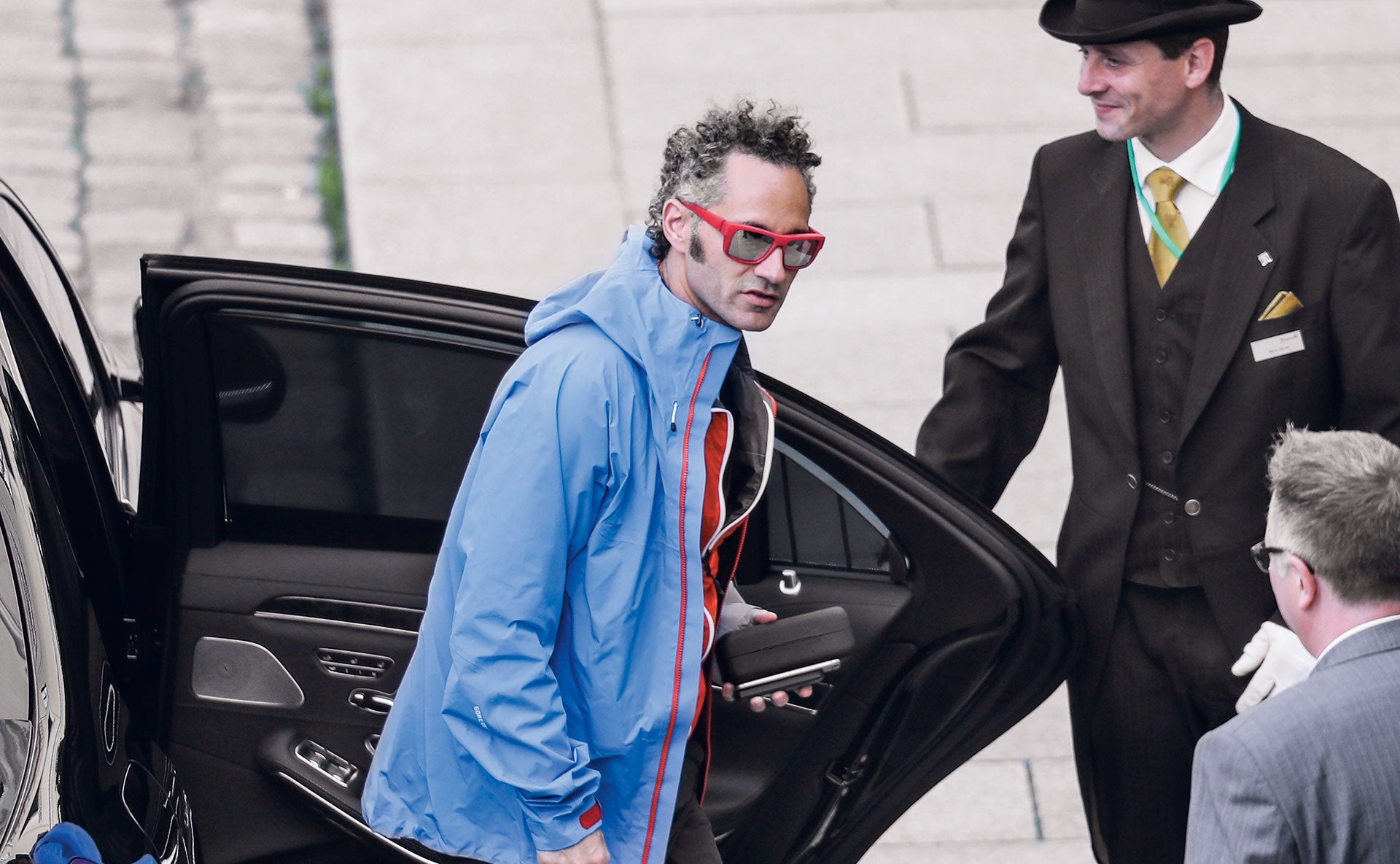 Alex Karp -CEO de Palantir- proviene de una acomodada familia liberal de Estados Unidos. Su padre era pediatra y su madre, una artista afroamericana. Gracias a la herencia de su abuelo se dedicaba a las inversiones en Alemania, a donde había llegado para estudiar, cuando Peter Thiel le propuso dirigir Palantir. Ahora, dice, solo piensa en Palantir, «excepto cuando estoy nadando, meditando o durante la actividad sexual».