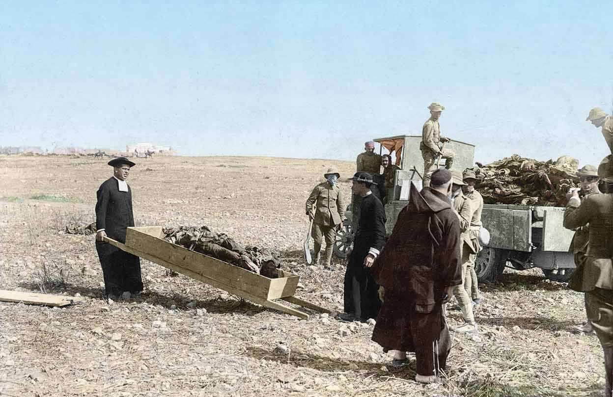 En el verano de 1921, miles de soldados españoles murieron en el Norte de África. Los políticos nacionales y la opinión pública bramaron por el desquite al conocer la matanza. Los ataques con armas químicas, los bombardeos masivos y el fuego artillero sobre posiciones civiles fueron algunas de las medidas que se tomaron a consecuencia del Desastre de Annual para 'civilizar' al rifeño.