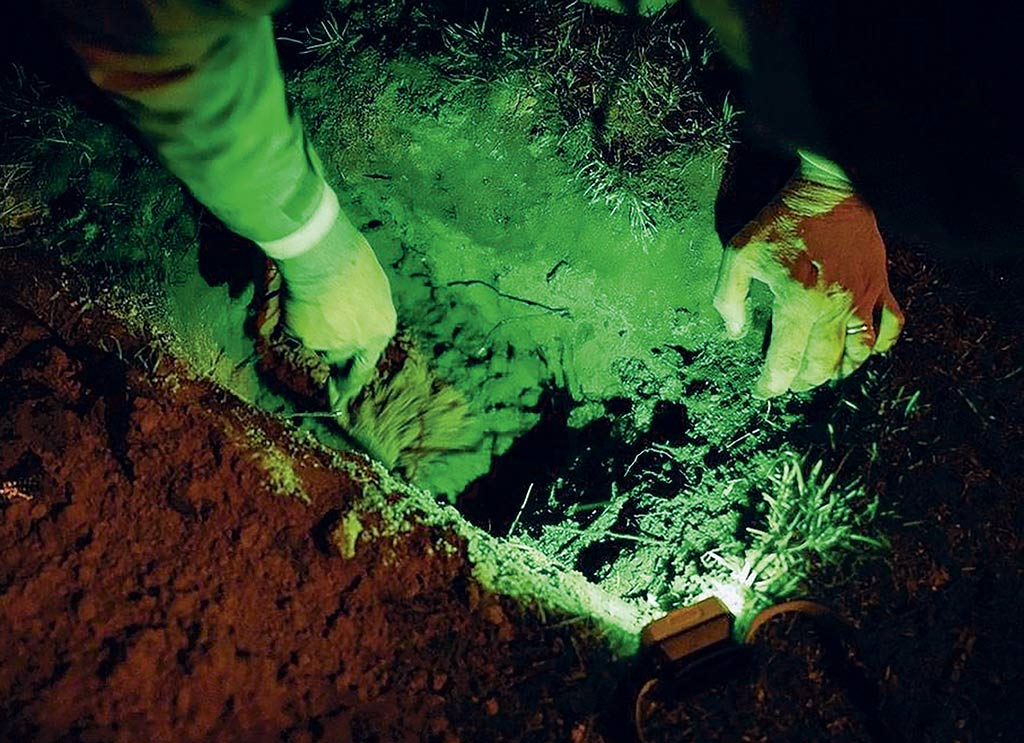 El agujero abierto este año en el que estaba la botella 16. Cavan de noche para no dar pistas de la localización de las botellas con semillas.
