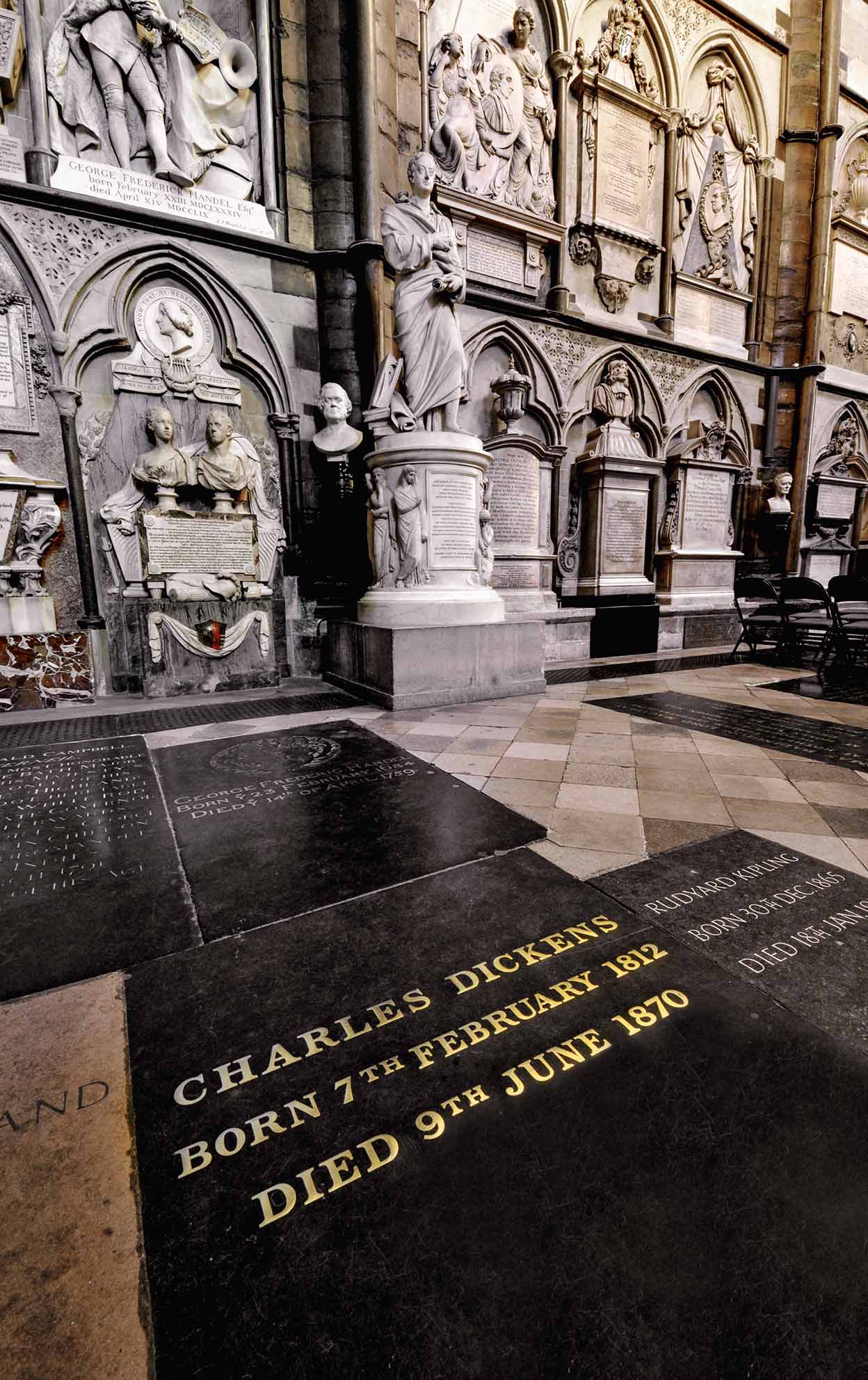 Él pidió algo sencillo, pero lo enterraron en el Rincón de los Poetas de la abadía de Westminster.